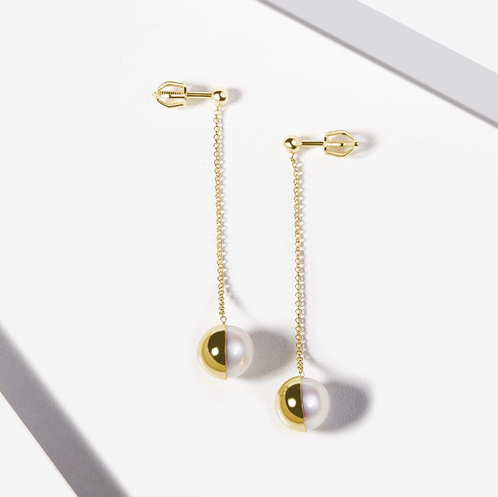 Dlouhé visací zlaté náušnice s perlou Akoya | KLENOTA