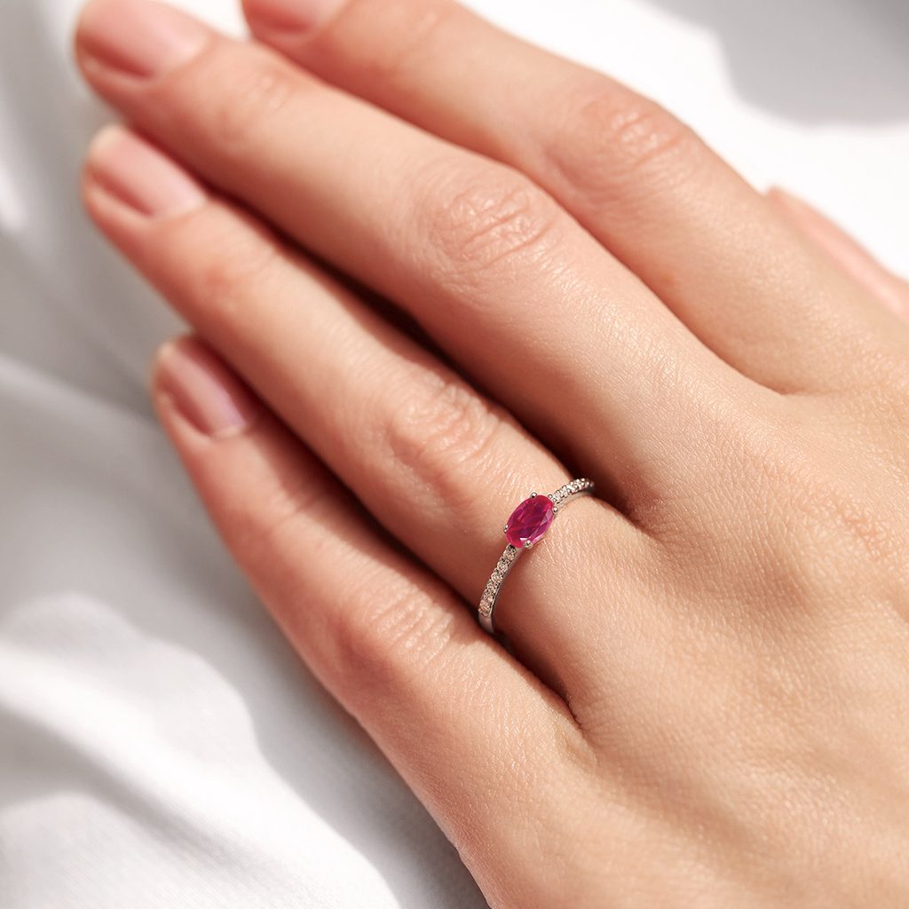 Ruby diamond and diamond ring in white gold | KLENOTA