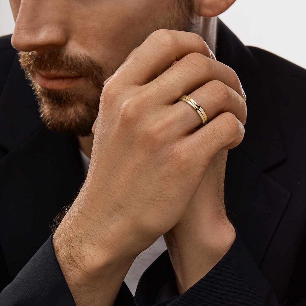 Men's square edge wedding ring in yellow gold | KLENOTA