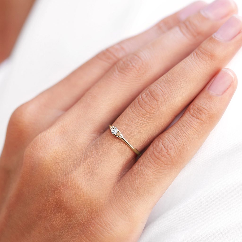 Thin round diamond gold ring | KLENOTA