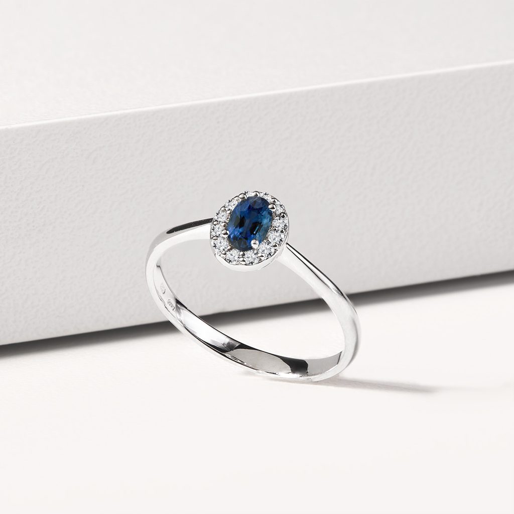 Zlatý prsteň s oválnym zafírom a diamantmi | KLENOTA