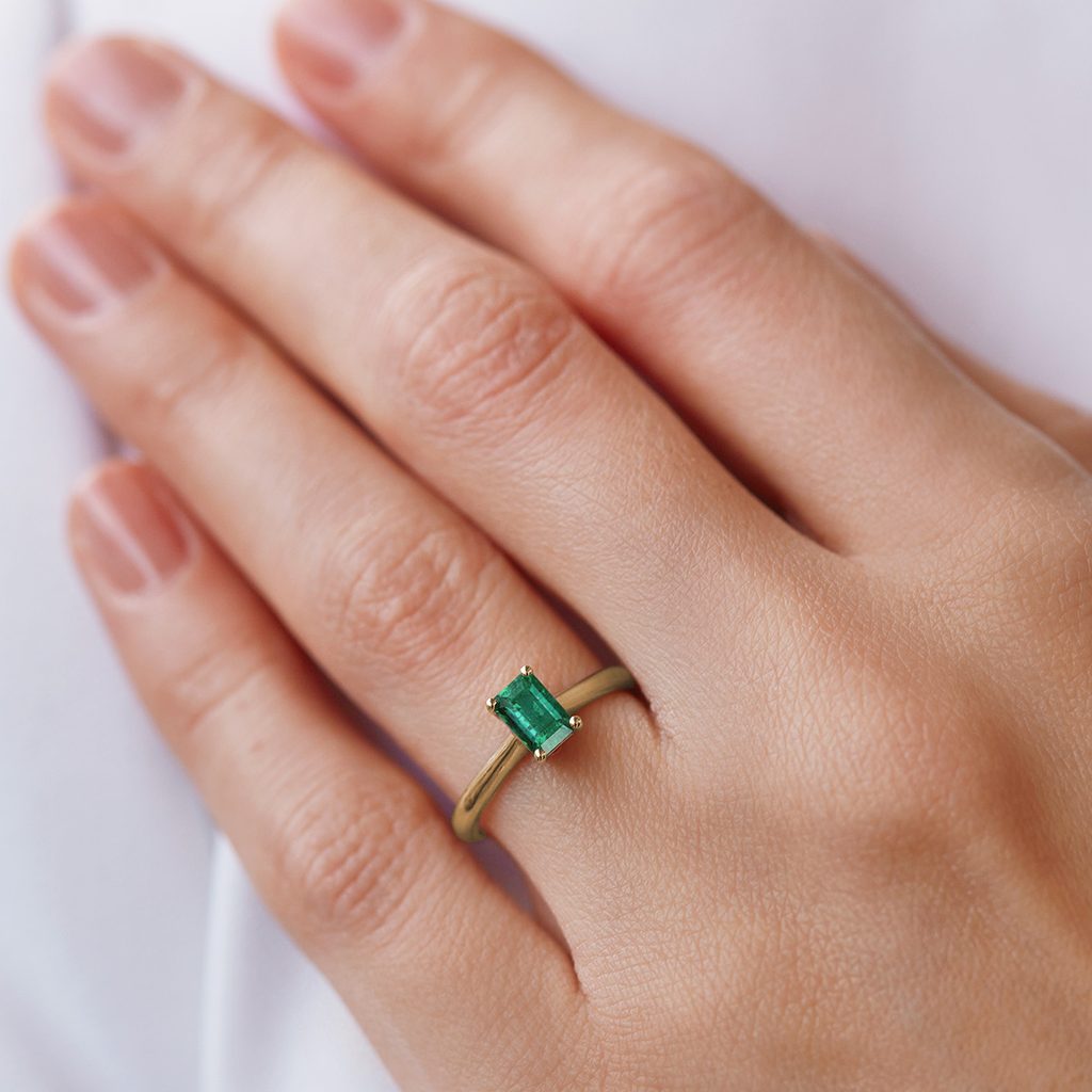 Emerald ring made of 14k yellow gold | KLENOTA