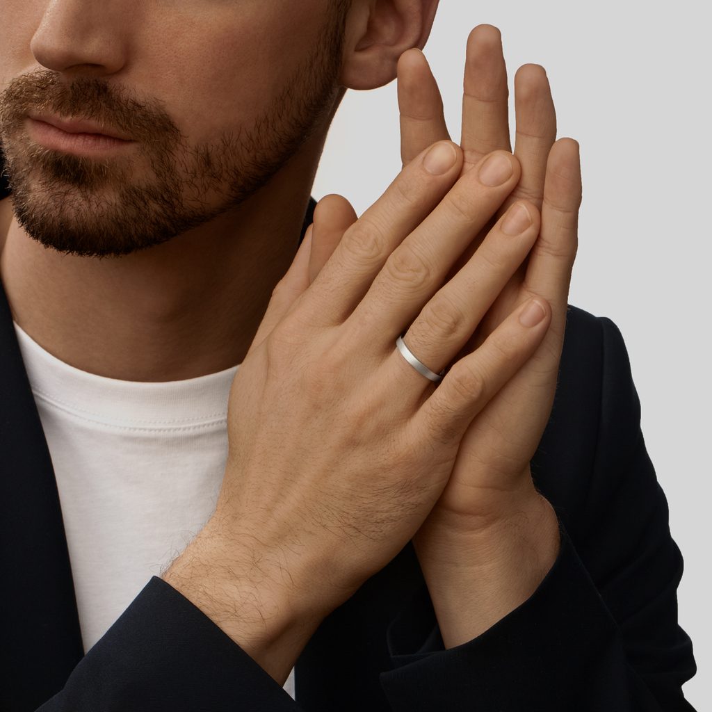 Men's satin finish wedding ring in white gold | KLENOTA
