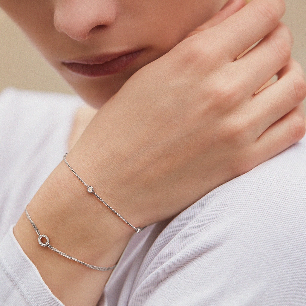 Simple Diamond Bracelet in White Gold | KLENOTA