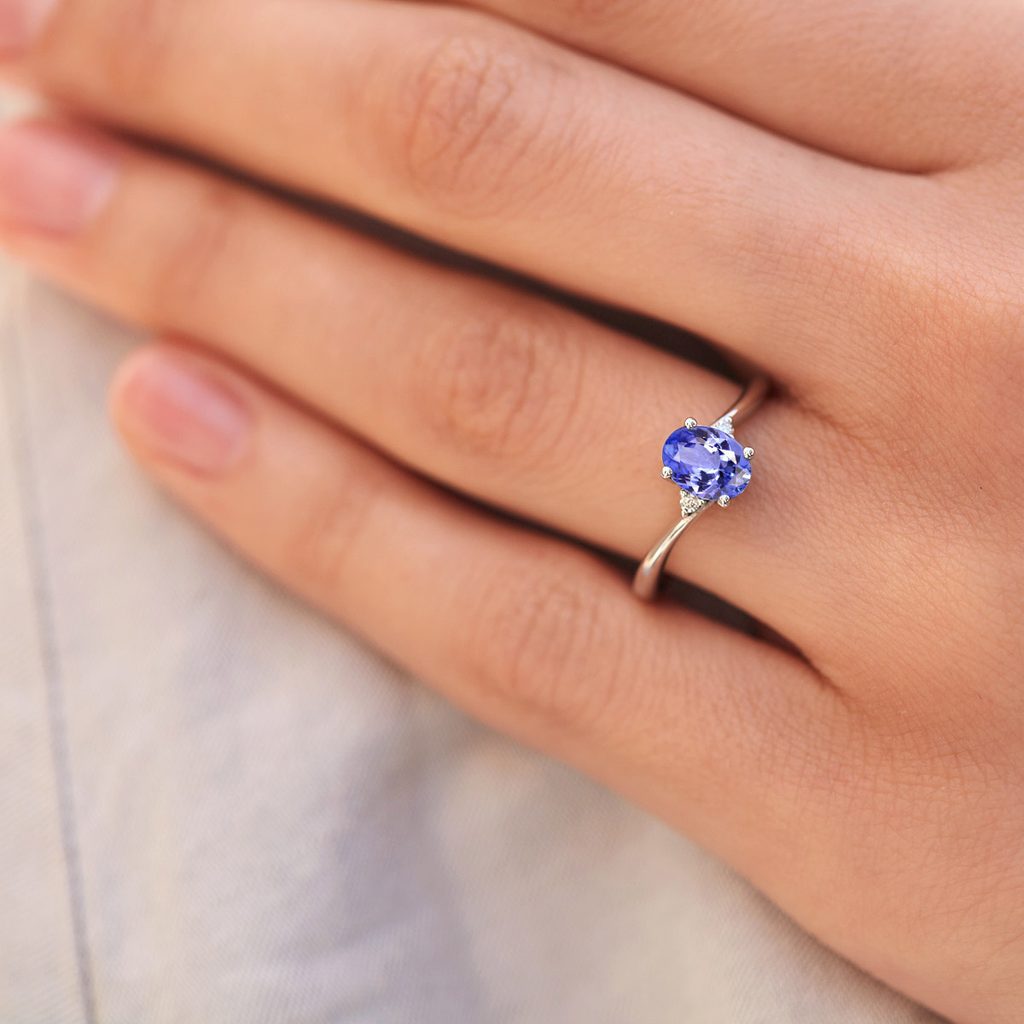 Ring with Oval Tanzanite in White Gold | KLENOTA