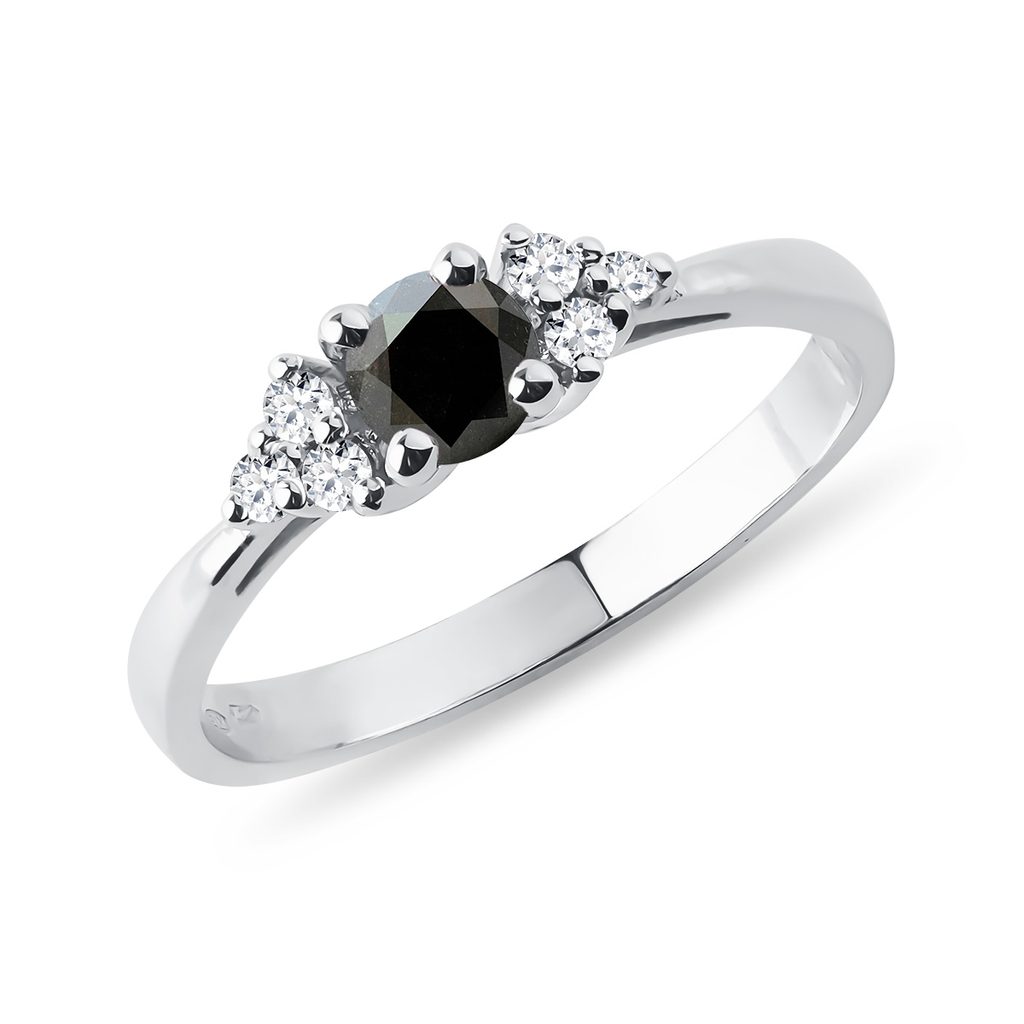 Bague de fiançailles en or blanc avec diamant noir et diamants | KLENOTA