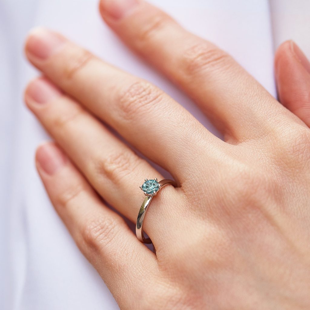 Pierścionek zaręczynowy z białego złota z niebieskim diamentem w stylu  Solitaire | KLENOTA