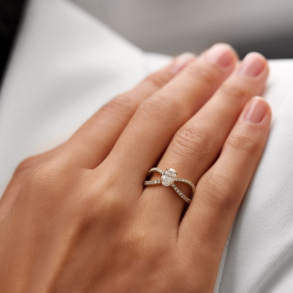 Luksusowy nietypowy pierścionek zaręczynowy z żółtego złota z diamentami |  KLENOTA