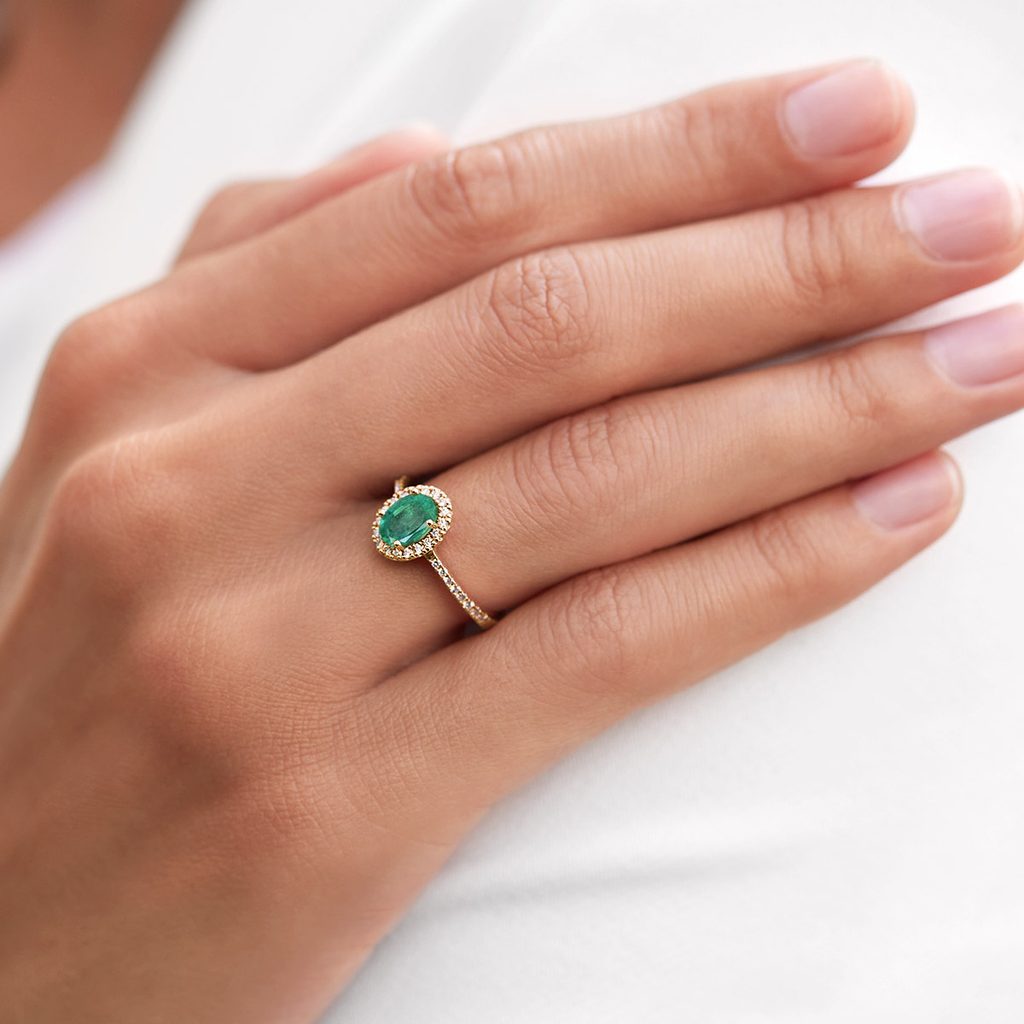 Oval emerald and diamond ring in gold | KLENOTA