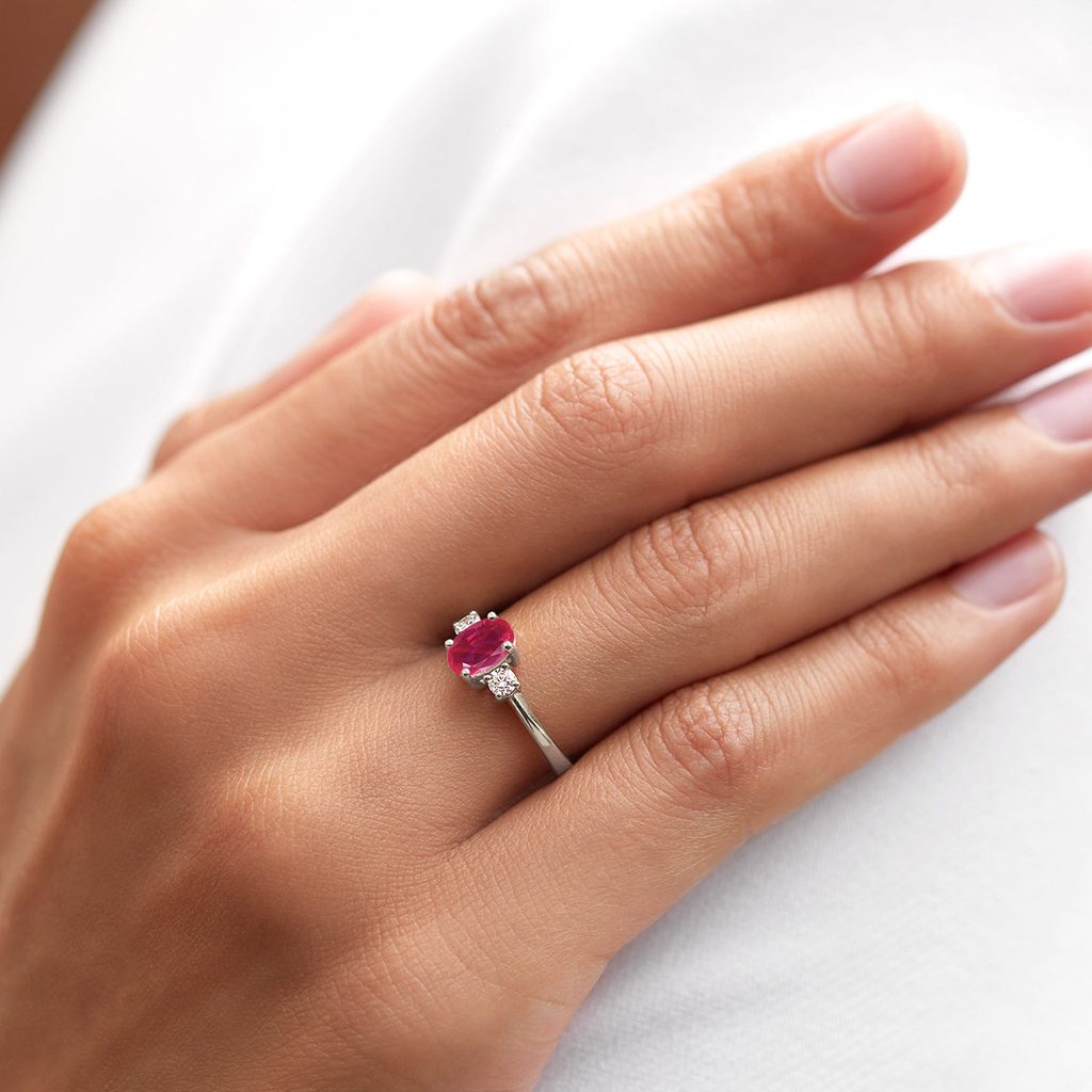 Ring mit ovalem Rubin und Diamanten aus Weißgold | KLENOTA