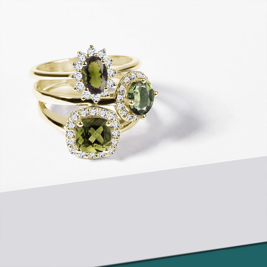 Oval moldavite and diamond ring in yellow gold | KLENOTA
