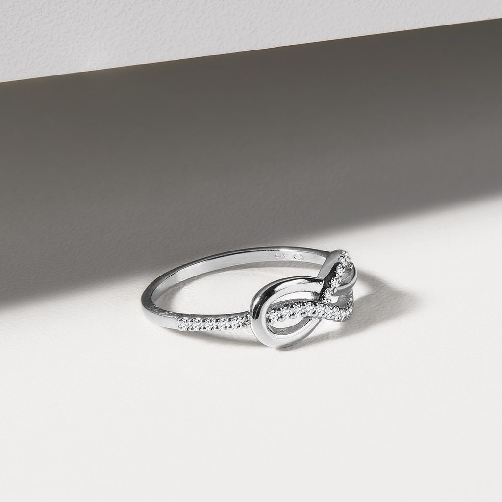 Diamond infinity ring in white gold | KLENOTA