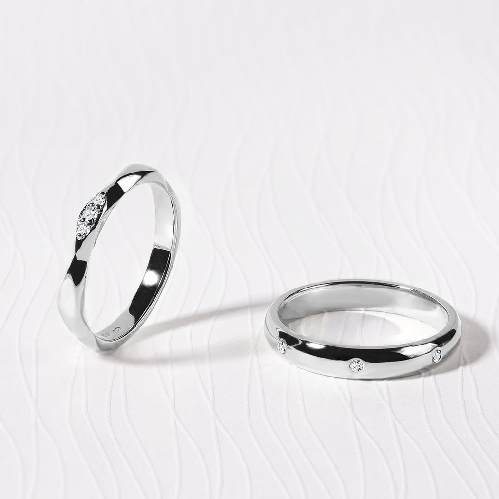 Originální snubní prsten z bílého zlata s diamanty | KLENOTA