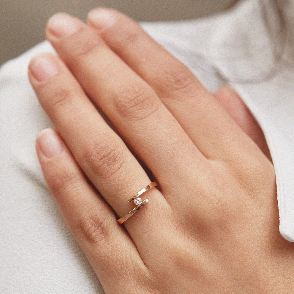 Asymetrický prsten s briliantem v růžovém zlatě | KLENOTA