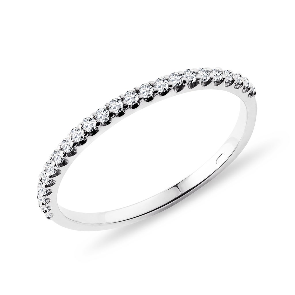 Jemný snubní prsten s diamanty v bílém zlatě | KLENOTA