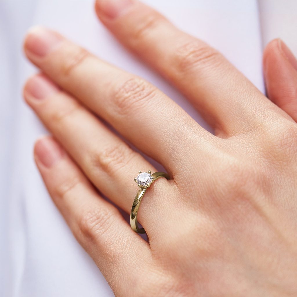 Klasický zlatý zásnubní prsten s briliantem | KLENOTA
