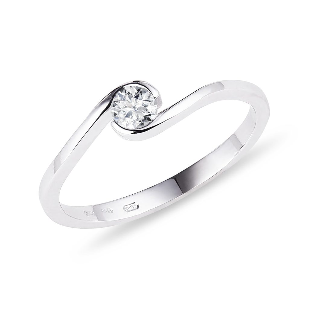 Asymmetrical diamond ring in white gold | KLENOTA