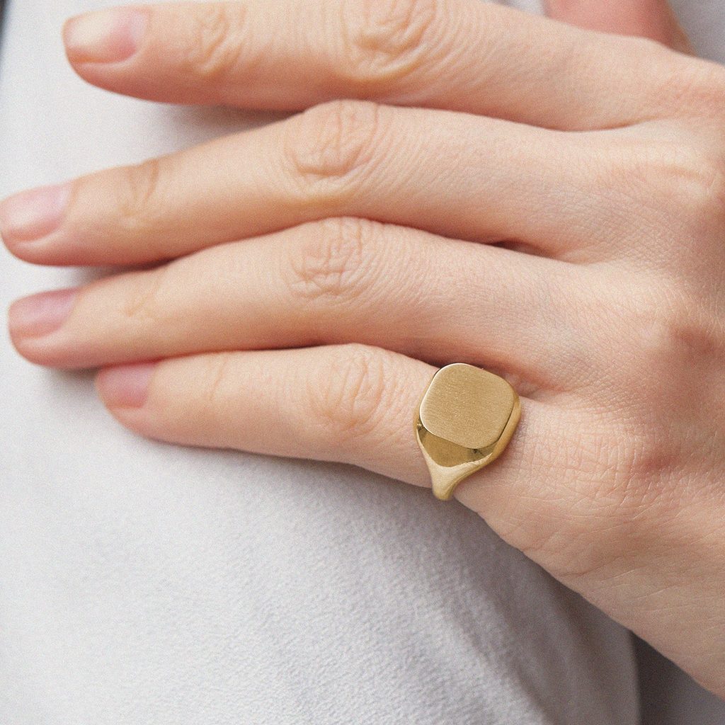 Square signet ring in yellow gold | KLENOTA