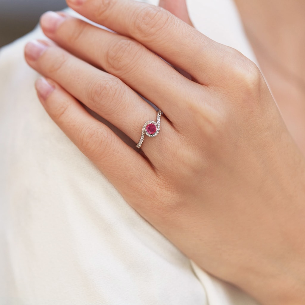 Rubin Ring mit Diamanten in Weißgold | KLENOTA
