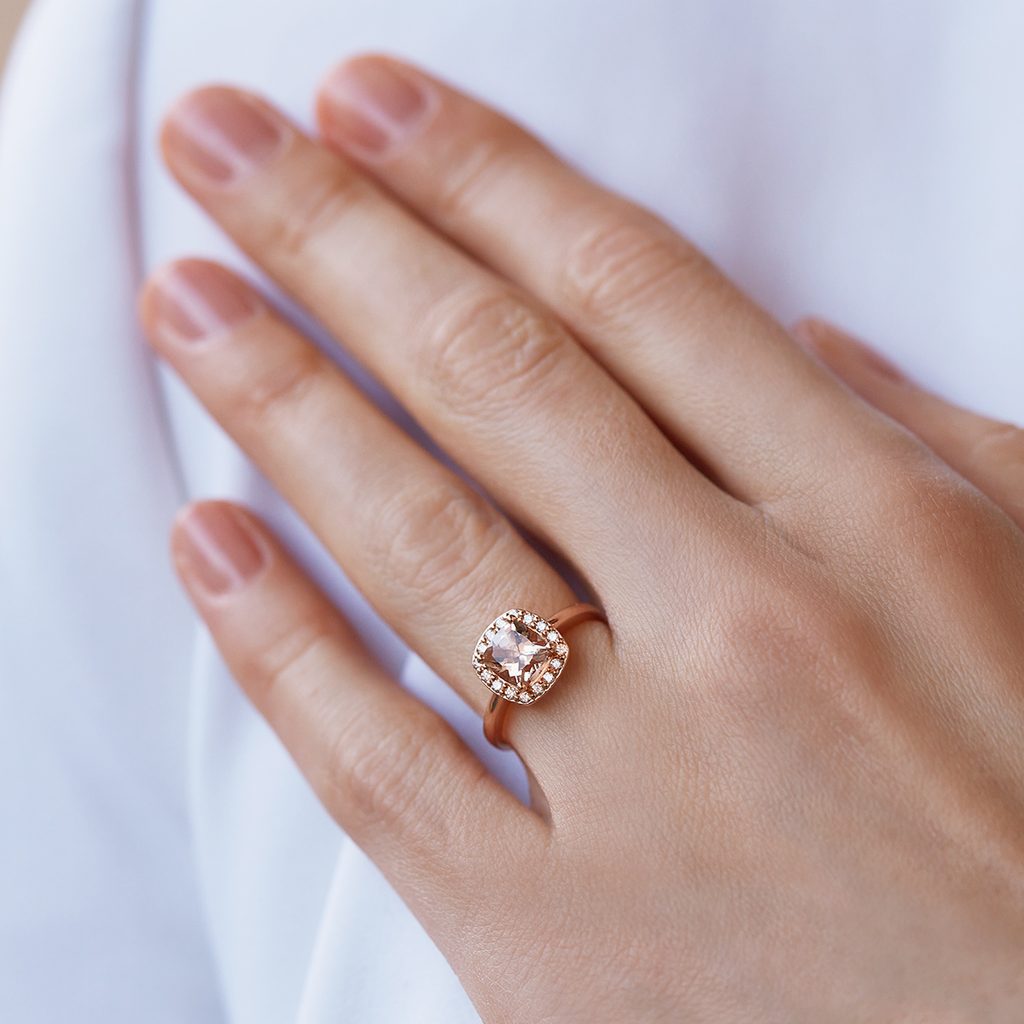 Pierścionek zaręczynowy z morganitem i diamentami w różówym złocie | KLENOTA