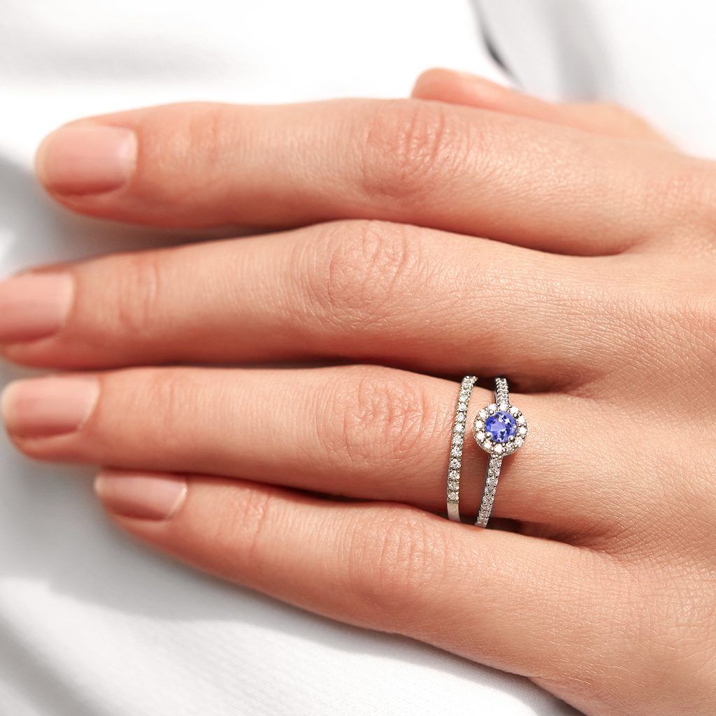 vergaan jeugd Reden Tanzanite and diamond engagement ring set in white gold | KLENOTA
