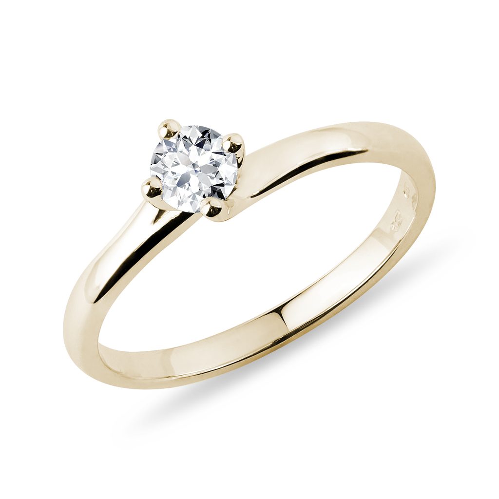 Asymetrický prsten s briliantem ve zlatě | KLENOTA