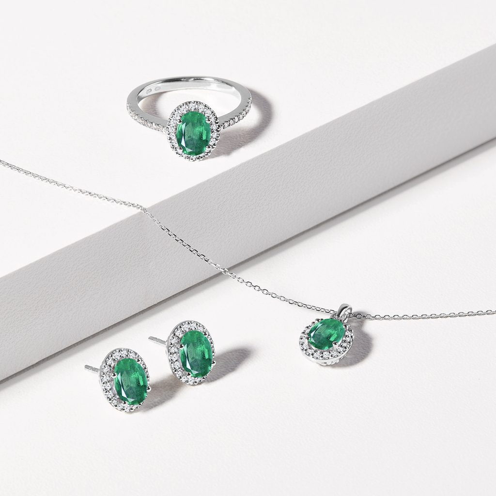 Oval emerald pendant deals