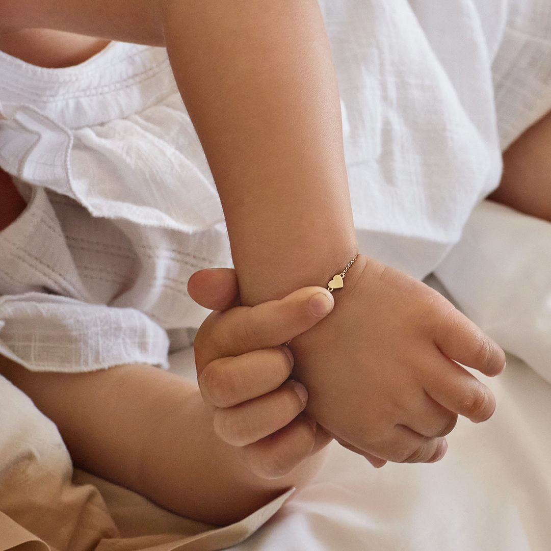 gold bracelet with heart for girl - KLENOTA