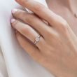 Klasický zásnubní prsten v bílém zlatě s diamantem