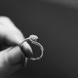 Prsten vlna z bílého 14k zlata s diamanty