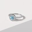 BAGUE HALO EN OR BLANC AVEC DIAMANT BLEU ET DIAMANTS - BAGUES AVEC DIAMANTS DE SYNTHÈSE - BAGUES DE FIANÇAILLES