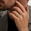 HERRENRING MIT GRAVIERTEM MUSTER AUS WEISSGOLD - TRAURINGE FÜR HERREN - TRAURINGE