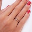 DÜNNER RING AUS ROSÉGOLD MIT DIAMANT IM BRILLANTSCHLIFF - VERLOBUNGSRINGE MIT BRILLANT{% if kategorie.adresa_nazvy[0] != zbozi.kategorie.nazev %} - VERLOBUNGSRINGE{% endif %}