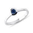 BEZEL SET SAPPHIRE RING IN WHITE GOLD - SAPPHIRE RINGS{% if category.pathNames[0] != product.category.name %} - {% endif %}