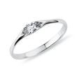 ROUND DIAMOND RING IN WHITE GOLD - SOLITAIRE ENGAGEMENT RINGS{% if category.pathNames[0] != product.category.name %} - {% endif %}