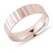 PÁNSKÝ PRSTEN S PLISÉ ÚPRAVOU V RŮŽOVÉM ZLATĚ - PÁNSKÉ SNUBNÍ PRSTENY - SNUBNÍ PRSTENY