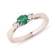 BAGUE EN OR ROSE DÉLICATE AVEC ÉMERAUDE ET DIAMANTS - BAGUES EN ÉMERAUDE - BAGUES