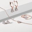 NÁUŠNICE Z RŮŽOVÉHO ZLATA S DIAMANTEM V BRUSU TRILION - DIAMANTOVÉ NÁUŠNICE - NÁUŠNICE