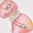 BAGUE DE FIANÇAILLES EN OR BLANC, AVEC DIAMANT TAILLE ÉMERAUDE - BAGUES AVEC DIAMANTS DE SYNTHÈSE - BAGUES DE FIANÇAILLES