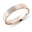 PÁNSKÝ PRSTEN S LINIOVÝM GRAVÍROVÁNÍM V RŮŽOVÉM ZLATĚ - PÁNSKÉ SNUBNÍ PRSTENY - SNUBNÍ PRSTENY