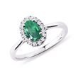 RING WITH EMERALD AND DIAMONDS IN WHITE GOLD - EMERALD RINGS{% if category.pathNames[0] != product.category.name %} - {% endif %}