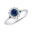 ROUND SAPPHIRE AND DIAMOND RING IN WHITE GOLD - SAPPHIRE RINGS{% if category.pathNames[0] != product.category.name %} - {% endif %}