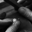 Diamant-Verlobungsring mit Brillantschliff in Gelbgold