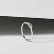 MINIMALISTICKÝ PRSTEN TRIÁDA S MODRÝM DIAMANTEM V BÍLÉM ZLATĚ - ZÁSNUBNÍ PRSTENY S BAREVNÝM DIAMANTEM - ZÁSNUBNÍ PRSTENY