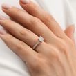 UNE BAGUE AVEC LG DIAMOND PRINCESS ET BRILLANT EN OR ROSE - BAGUES DE FIANÇAILLES ORNÉES DE DIAMANTS - BAGUES DE FIANÇAILLES