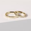 HERRENRING MIT GRAVUR AUS GLÄNZENDEM GELBGOLD - TRAURINGE FÜR HERREN - TRAURINGE