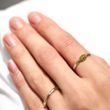 Prsten s oválným olivínem ve žlutém zlatě
