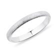 MEN'S MATTE FINISH WEDDING RING IN WHITE GOLD - RINGS FOR HIM{% if category.pathNames[0] != product.category.name %} - {% endif %}