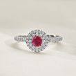 WEISSGOLDENER HALO-RING MIT RUBIN UND DIAMANT - RUBIN-VERLOBUNGSRINGE - VERLOBUNGSRINGE