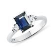 RING MIT SAPHIR IM SMARAGDSCHLIFF UND DIAMANTEN IM BRILLANTSCHLIFF AUS WEISSGOLD - SAPHIRVERLOBUNGSRINGE - VERLOBUNGSRINGE